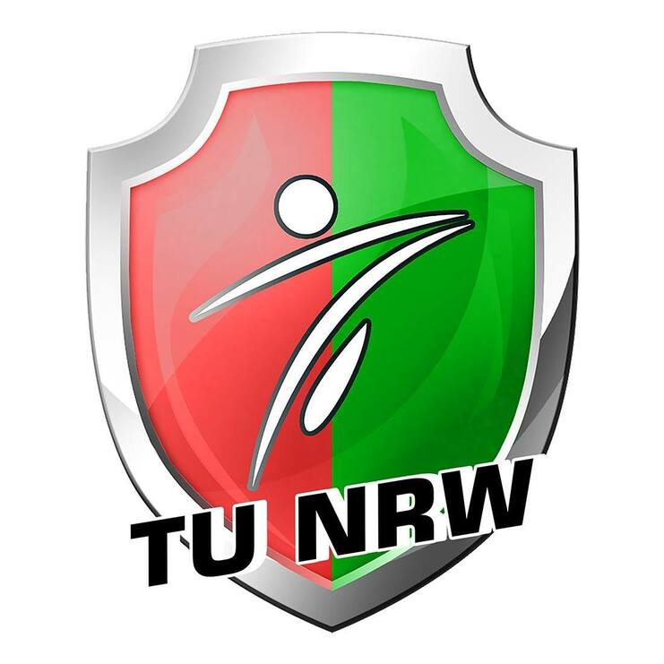 Logo der TU NRW, aufgeteilt in rot und grün, mit stilisiertem Sportler und Schriftzug „TU NRW“ darunter.